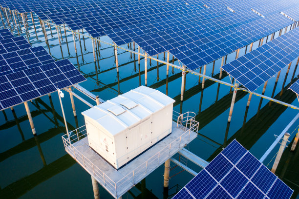 湖面上的太阳能发电场图片下载