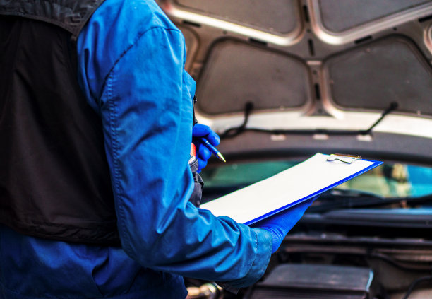 汽车修理工分析汽车故障库存照片图片下载