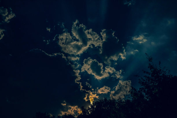 夜晚戏剧性的天空。图片下载