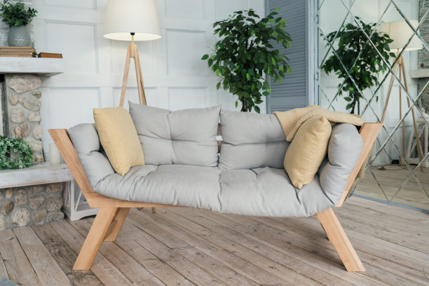 有靠垫供人放松的木凳。乡村风格的室内客厅图片下载