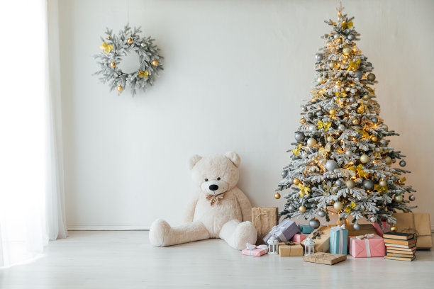 圣诞树上有礼物，灯，花环，泰迪熊图片下载