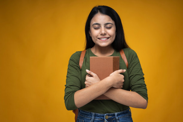 年轻的印度女人在黄色复制空间背景库存照片图片下载
