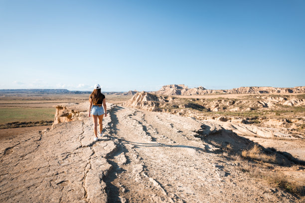 巴斯克地区纳瓦拉Bardenas Reales的年轻白人女子。图片下载
