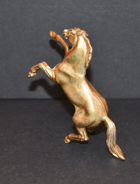 金色的玩具马图片下载