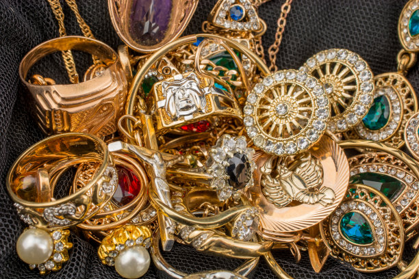 黑色背景上的一堆黄金首饰图片下载