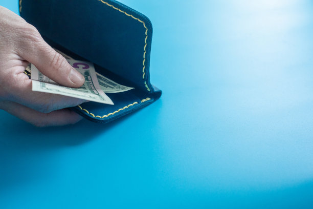 手把钱放进钱包里图片下载