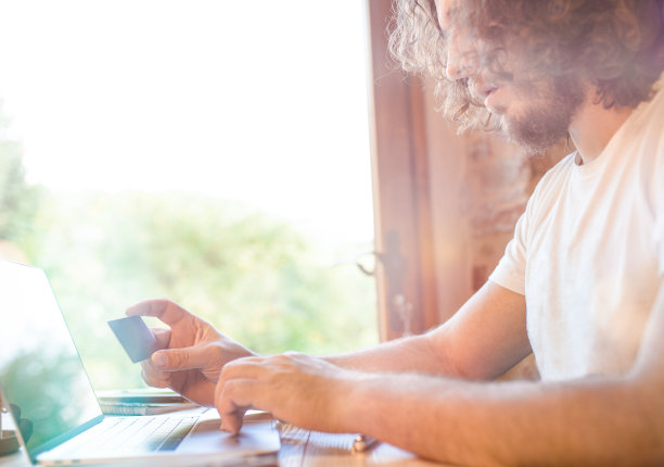 男子使用信用卡在线购物图片下载