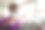在冠状病毒大流行期间，学童戴口罩并在教室里消毒双手。图片下载