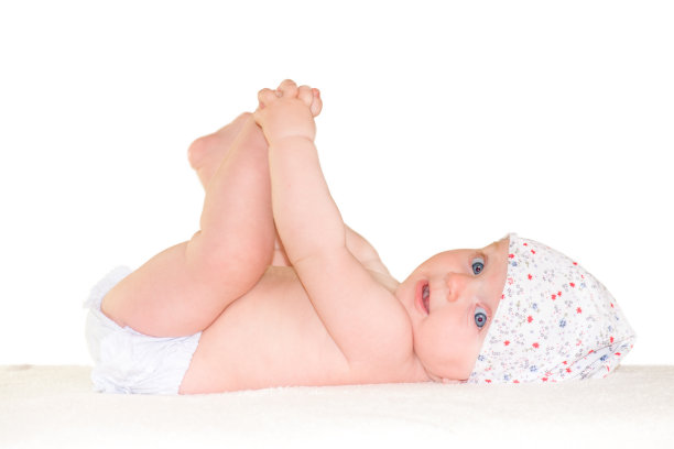 六个月大的女婴躺在柔软的被子上图片下载