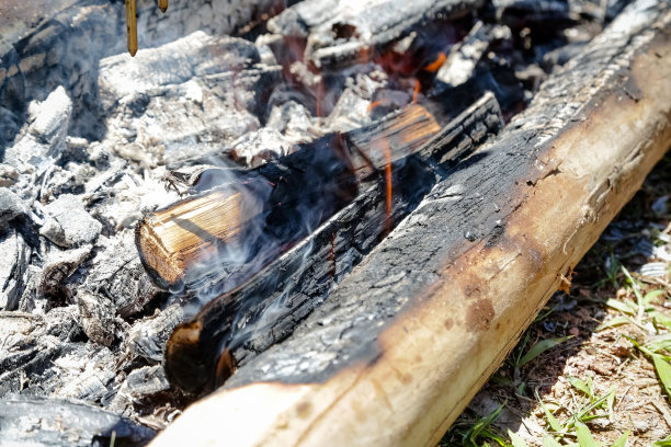 51、火的火焰在柴炉里的锅里。图片下载