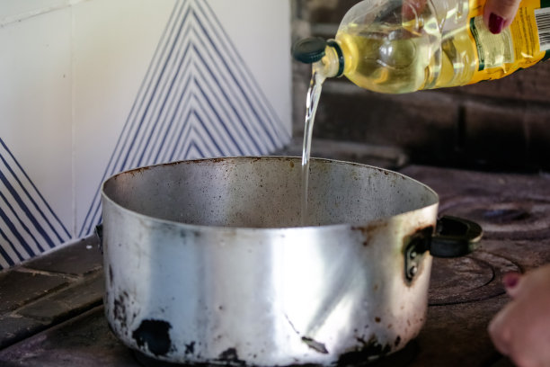 51、火的火焰在柴炉里的锅里。图片下载