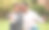 一个小男孩和他的父亲一起在户外玩足球图片下载