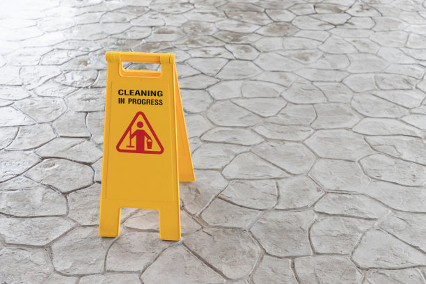 湿地标志，湿地上有正在清洁的标志。图片下载