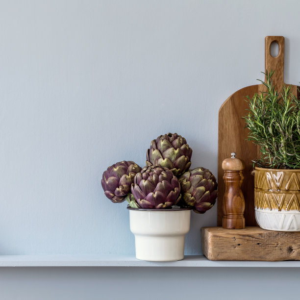 厨房内部的时尚组成，木制家庭桌椅，蔬菜，香草，植物，水果，食品和厨房配件的灰色家居装饰概念。图片下载