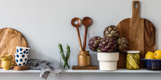 厨房内部的时尚组成，木制家庭桌椅，蔬菜，香草，植物，水果，食品和厨房配件的灰色家居装饰概念。图片下载