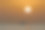 清晨海景：红色天空中的游船剪影和太阳图片下载