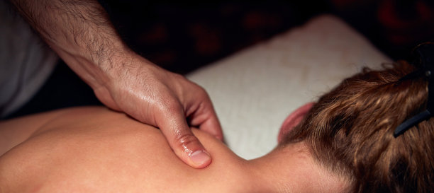 女人在按摩、捏脊台上，治疗身体和皮肤紧张。图片下载