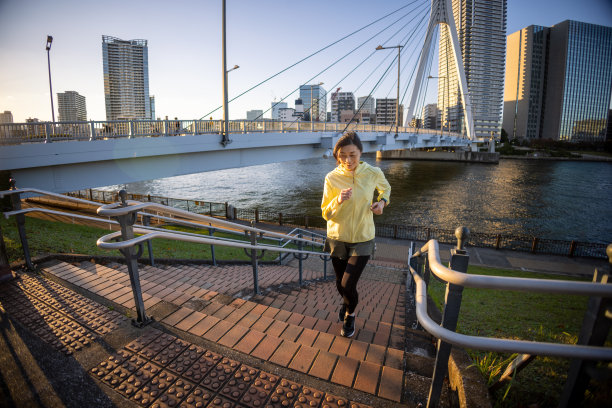 一个日本女人在河边跑上楼图片下载