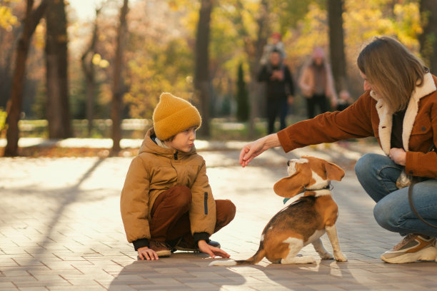 家人遛狗图片下载