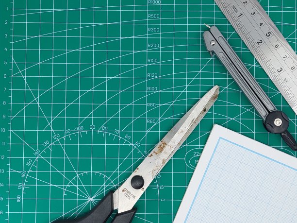 纸片，剪垫，尺子，手术刀和剪刀图片下载