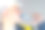 一名建筑工人戴着白色头盔，穿着工作服，从塑料瓶里喝水，特写照片图片下载