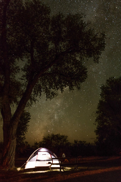 在大本德国家公园的露营地里，一个夜间照明的帐篷图片下载