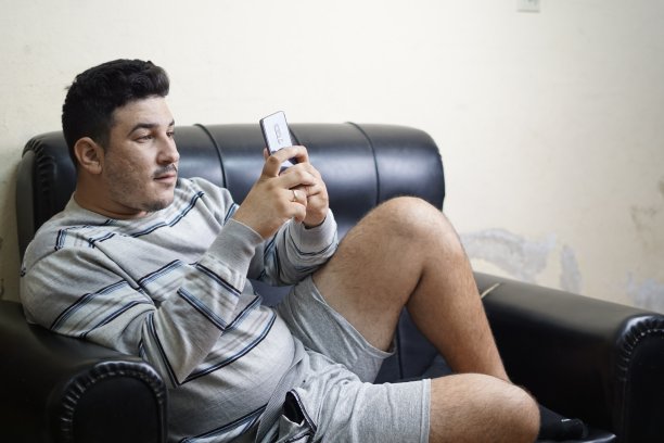 用平板电脑和手机工作的人，表情图片下载