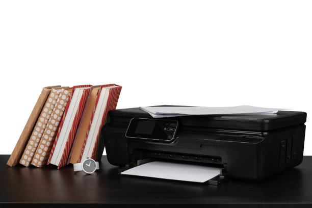 白色的背景上放着打印机和书籍的工作台图片下载