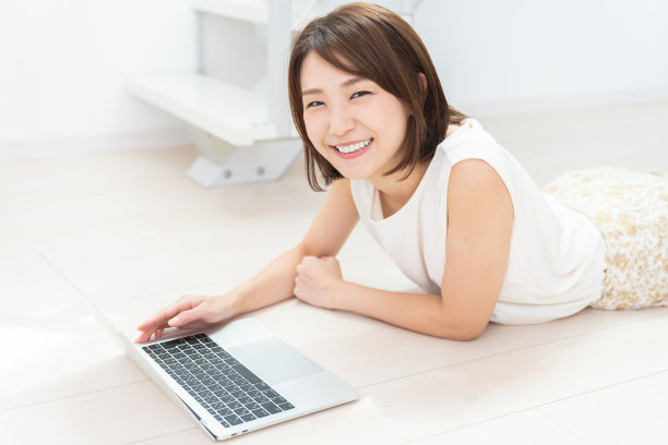 年轻的亚洲女性使用笔记本电脑图片下载