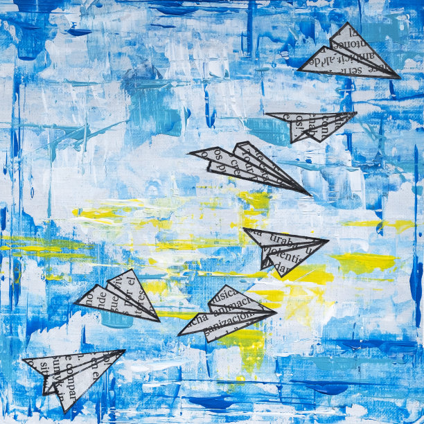 用报纸传单制作的纸飞机的拼贴插图，在蓝天上飞翔，白色的云朵和黄色的痕迹在画布上图片下载