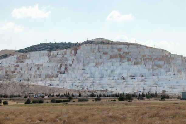 高高的石山和土耳其的大理石采石场。开放的大理石矿山。环境矿业图片下载