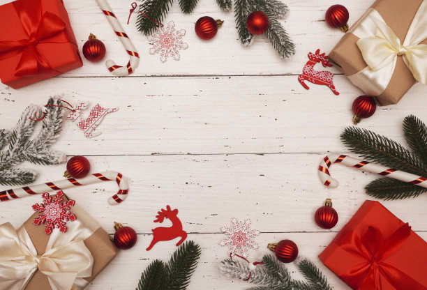 圣诞或新年装饰，背景。装饰与礼品盒，红色圣诞装饰物，杉木枝在一个旧的白色木桌复制空间。图片下载