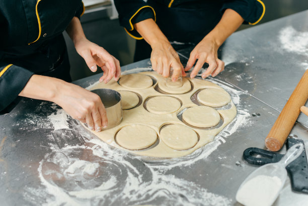 团队在餐厅厨房工作的近景照片，食物准备图片下载