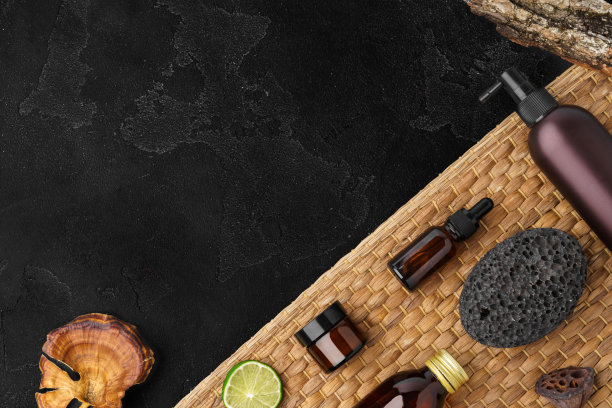 顶部视图的棕色玻璃化妆品罐在黑色的背景图片下载