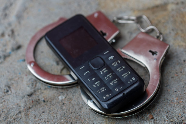 手机和手铐放在一起图片下载