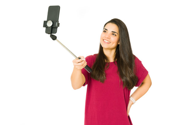 一名女子在社交媒体上发布视频图片下载