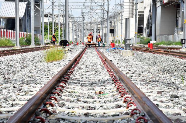 铁路轨道让火车运行与自然背景，选择性聚焦与浅景深。图片下载