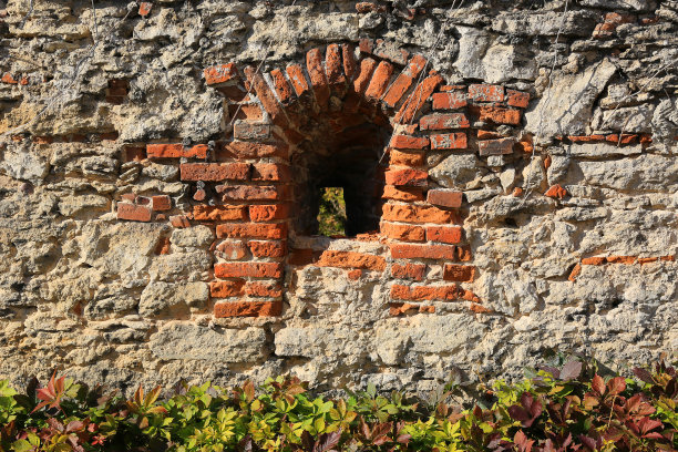 旧堡垒墙上的弹孔图片下载