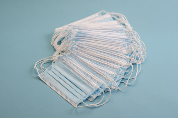 蓝色背景上的蓝色医用口罩图片下载