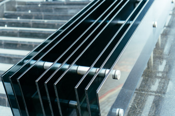 办公楼内平行的强制玻璃扶手图片下载