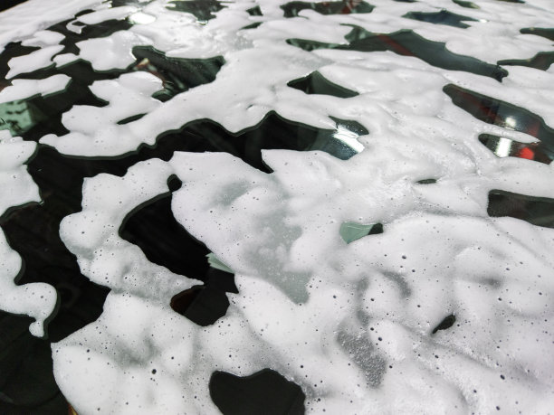 洗车过程中，在汽车挡风玻璃上涂肥皂图片下载