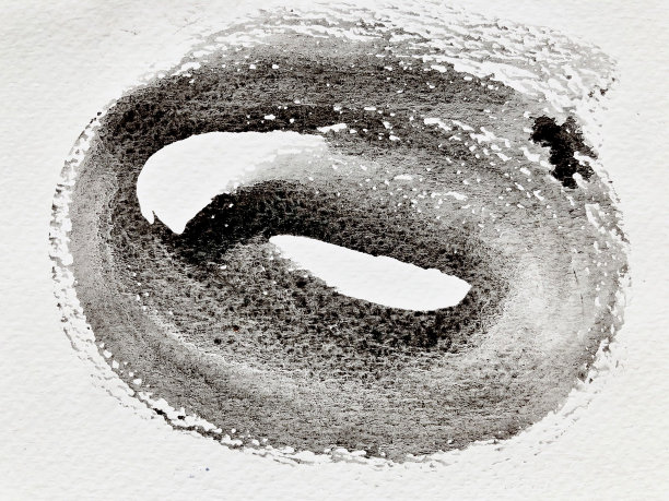 抽象水彩画笔图案在纸的背景上。飞溅墨水污点黑色壁纸grunge效果概念图片下载