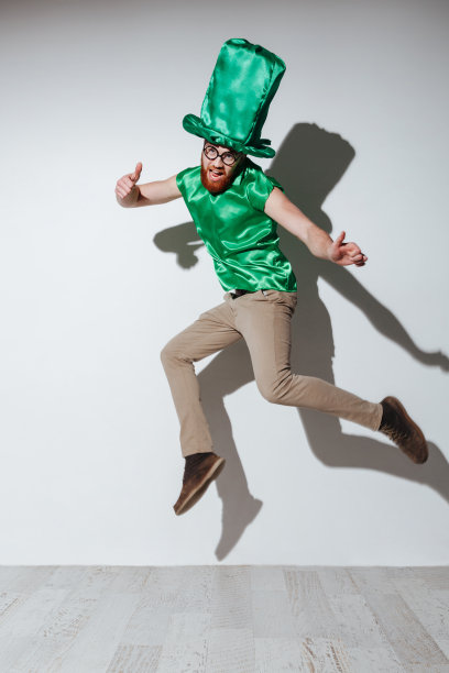 穿着圣派翠克服装的人的垂直图像图片下载