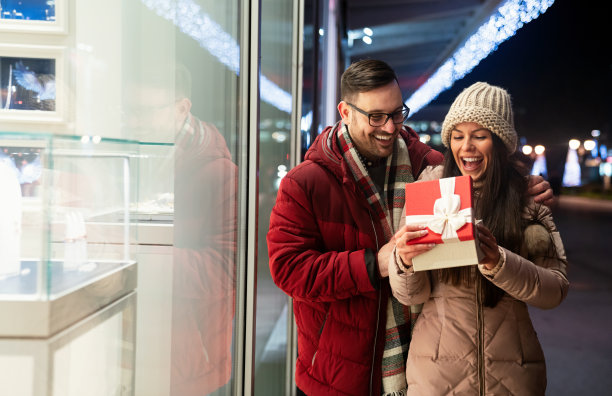 美丽的情侣在户外用礼物庆祝。一起享受情人节的时光图片下载