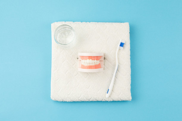 牙齿模型与牙刷和毛巾图片下载