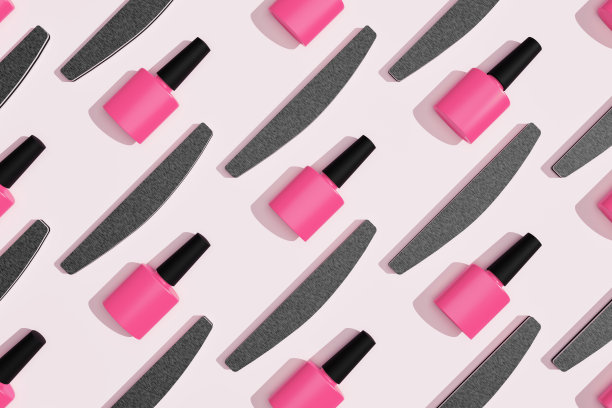 修指甲用的化妆品。亮粉色指甲油、虫胶和指甲锉。彩色3 d旗帜。美丽的模式。图片下载