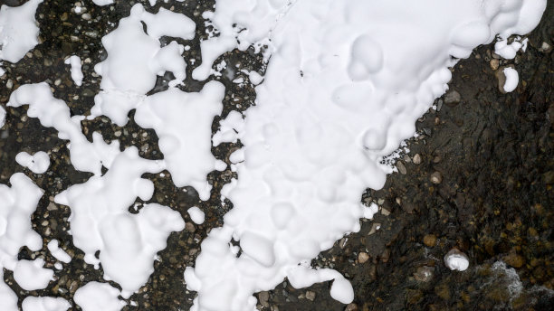 冬季的山河，鸟瞰河流经过冰雪覆盖的森林在平静的场景图片下载