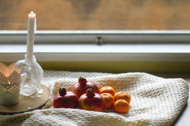 橘子，石榴，毯子和蜡烛图片下载