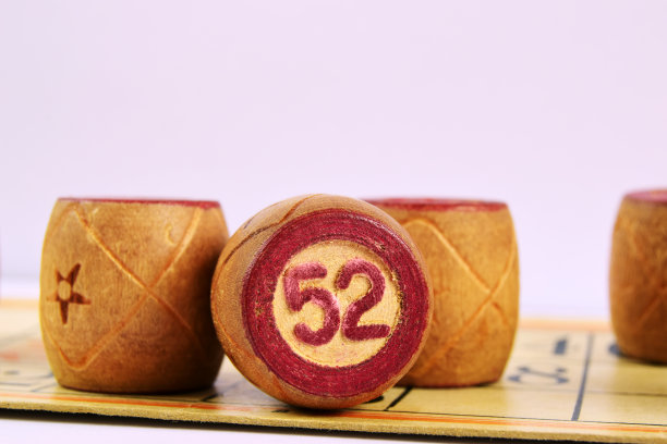 家庭棋盘游戏乐透。木桶在白色背景上编号为52图片下载