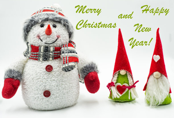 雪人玩具和两个侏儒孤立在白色背景上。图片下载